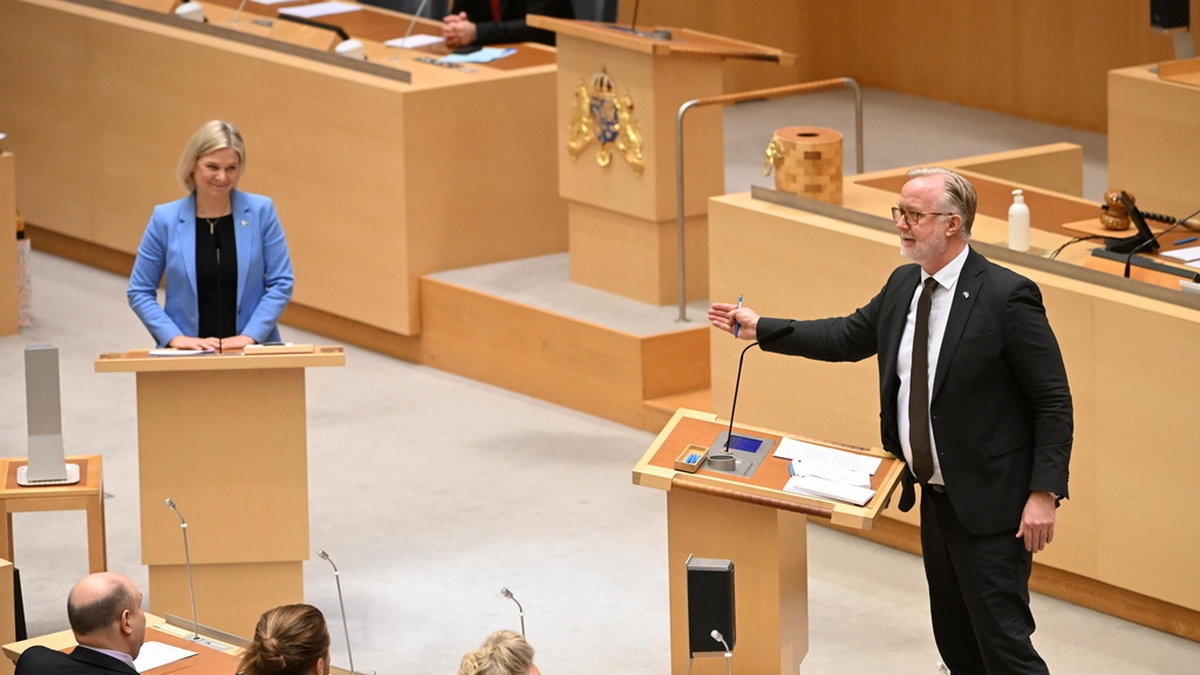 Socialdemokraternas partiledare Magdalena Andersson och arbetsmarknadsminister Johan Pehrson (L) vid partiledardebatten i riksdagen.