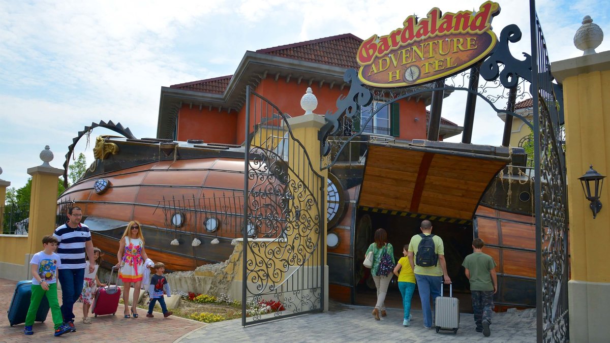 Gardaland kallas ibland för Italiens eget Disneyland. Här är ingången till ett hotell.
