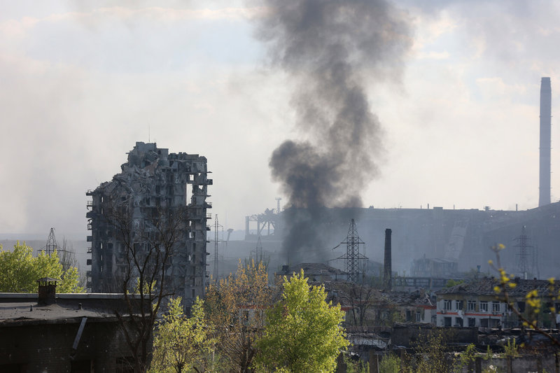 Stålverket Azovstal har blivit det sista fästet för ukrainska trupper i den av Ryssland hårt belägrade staden Mariupol. Bild från 4 maj.