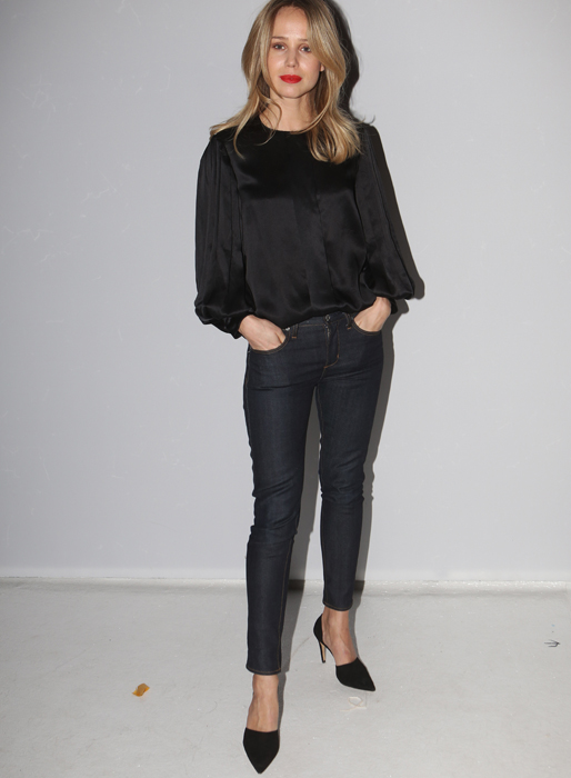 Vår favorit! Trendiga blåjeans med en sidenblus i modell större. Pumps och röda läppar var pricken över i:et. Fullpott! Vår favorit! Trendiga blåjeans med en sidenblus i modell större. Pumps och röda läppar var pricken över i:et. Fullpott!