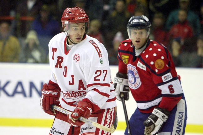 Den längsta matchen i svensk hockey någonsin. Det tog två timmar, 20 minuter och 41 sekunder för Troja/Ljungbys Mika Välilä att avgöra mot Bofors i kvalserien till Elitserien 2002. (Trojaspelaren på bilden är Alexander Sundberg) Den längsta matchen i svensk hockey någonsin. Det tog två timmar, 20 minuter och 41 sekunder för Troja/Ljungbys Mika Välilä att avgöra mot Bofors i kvalserien till Elitserien 2002. (Trojaspelaren på bilden är Alexander Sundberg)