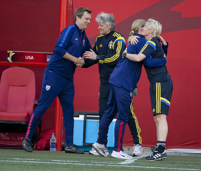 Pia Sundhage och Tony Gustavsson hälsar på varandra inför en matchen mellan Sverge och USA 2015. Foto: Adam Ihse/TT Pia Sundhage och Tony Gustavsson hälsar på varandra inför en matchen mellan Sverge och USA 2015. Foto: Adam Ihse/TT