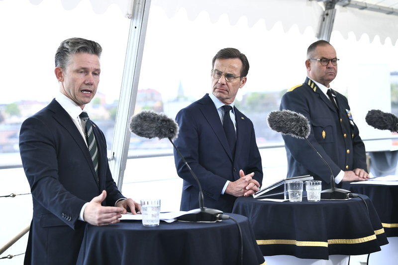 Försvarsminister Pål Jonson (M), statsminister Ulf Kristersson (M), och överbefälhavare Michael Claesson under en pressträff ombord på Visbykorvetten HMS Härnösand.
