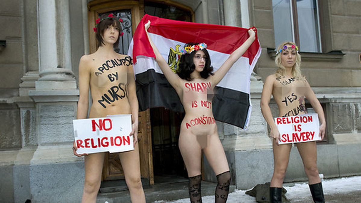"Sharia är inte en konstitution" stod det på Elmahdys kropp utanför Egyptens ambassad.