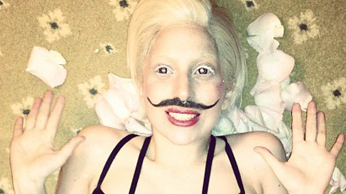 Lady Gaga gillar sin mustasch.