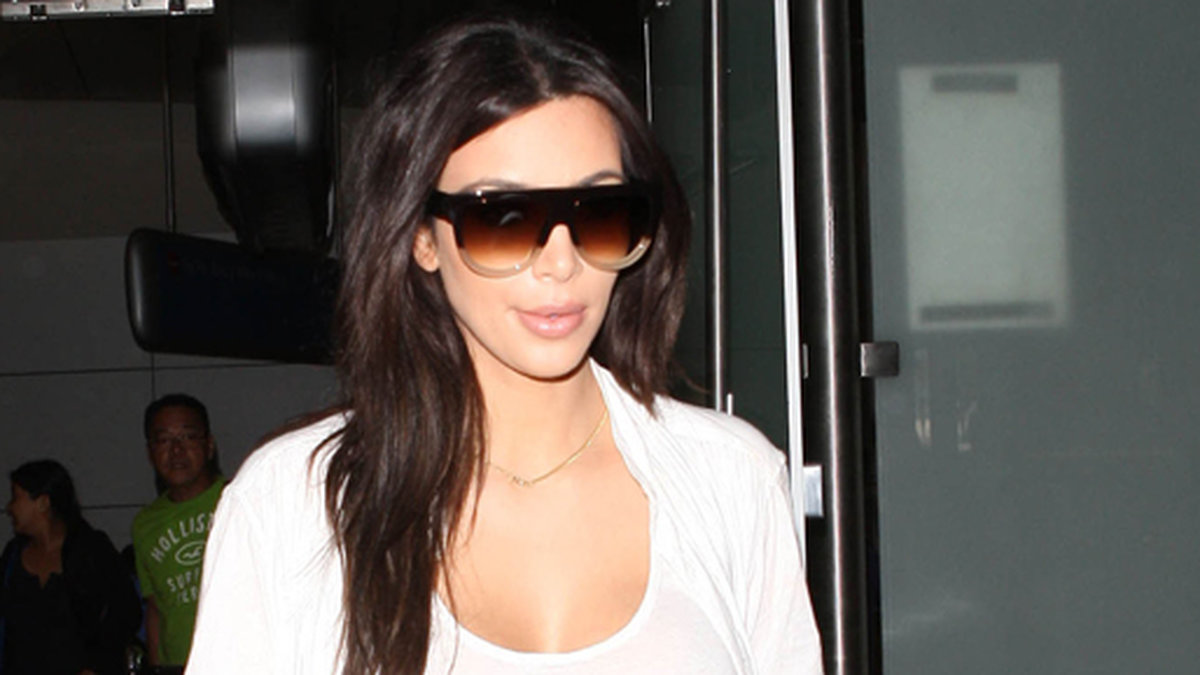 Kim Kardashian klär sig i vitt.