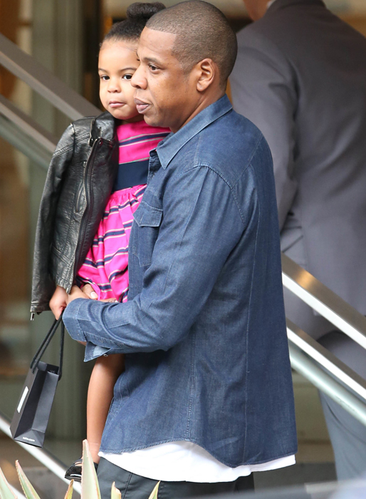Naaaaw! Lilla Blue Ivy på shoppingtur med pappa Jay-Z. Naaaaw! Lilla Blue Ivy på shoppingtur med pappa Jay-Z.
