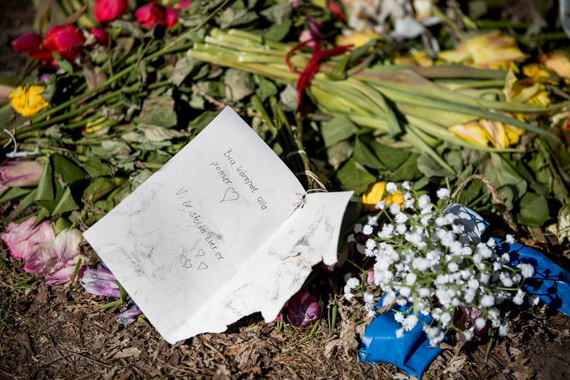 Blommor och ett kort i Sveaparken: 'Bra kämpat alla poliser. Vi är stolta över er'.