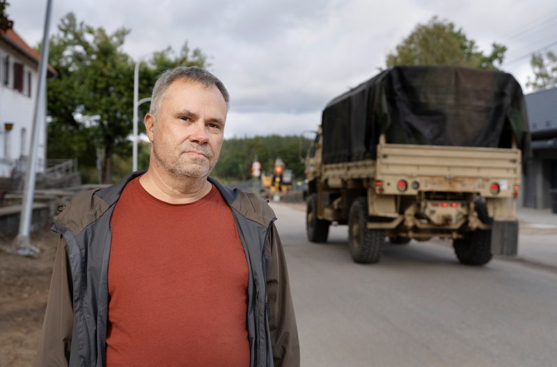 Byledaren Boguslaw Bednarski ser en militärlastbil passera förbi på huvudvägen i Bemowo Piskie.