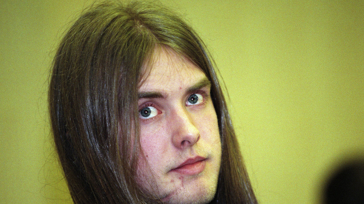 Det var i augusti 1993 som den norska black metal-sångaren Varg Vikernes mördade sin bandkollega, Mayhem-gitarristen Øystein Aarseth alias Euronymous. Vikernes dömdes till 21 års fängelse, inte bara för mordet utan även för tre mordbränder. År 2009 frigavs Vikernes. Men år 2013 greps Vikernes i Frankrike, misstänkt för att ha förberett en massaker. 