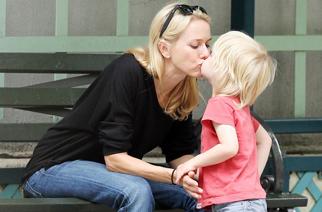 Mamma Naomi Watts givetvis. Mamma Naomi Watts givetvis.