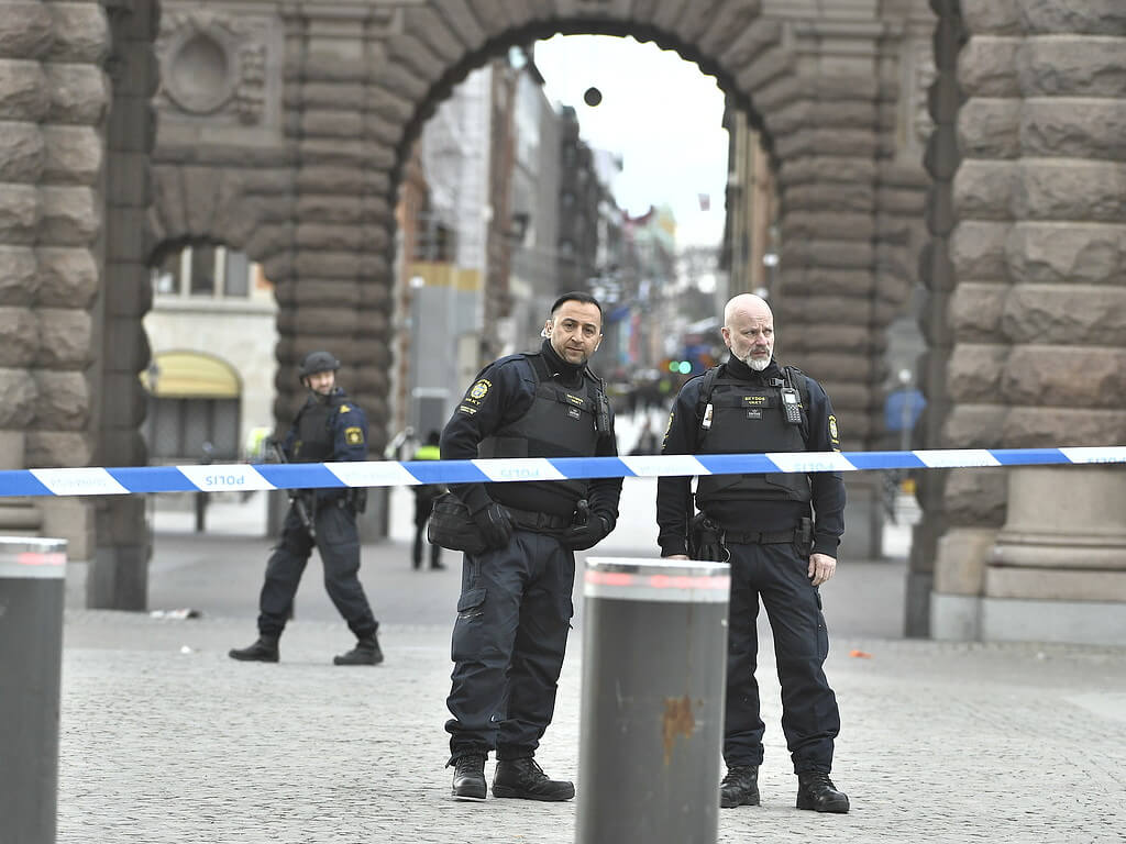 Riksdagsbyggnaden spärrades av. Riksdagsbyggnaden spärrades av.