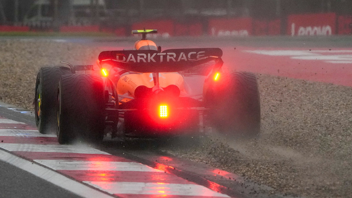 Lando Norris i sin McLaren-bil under det regniga kvalet i Shanghai.