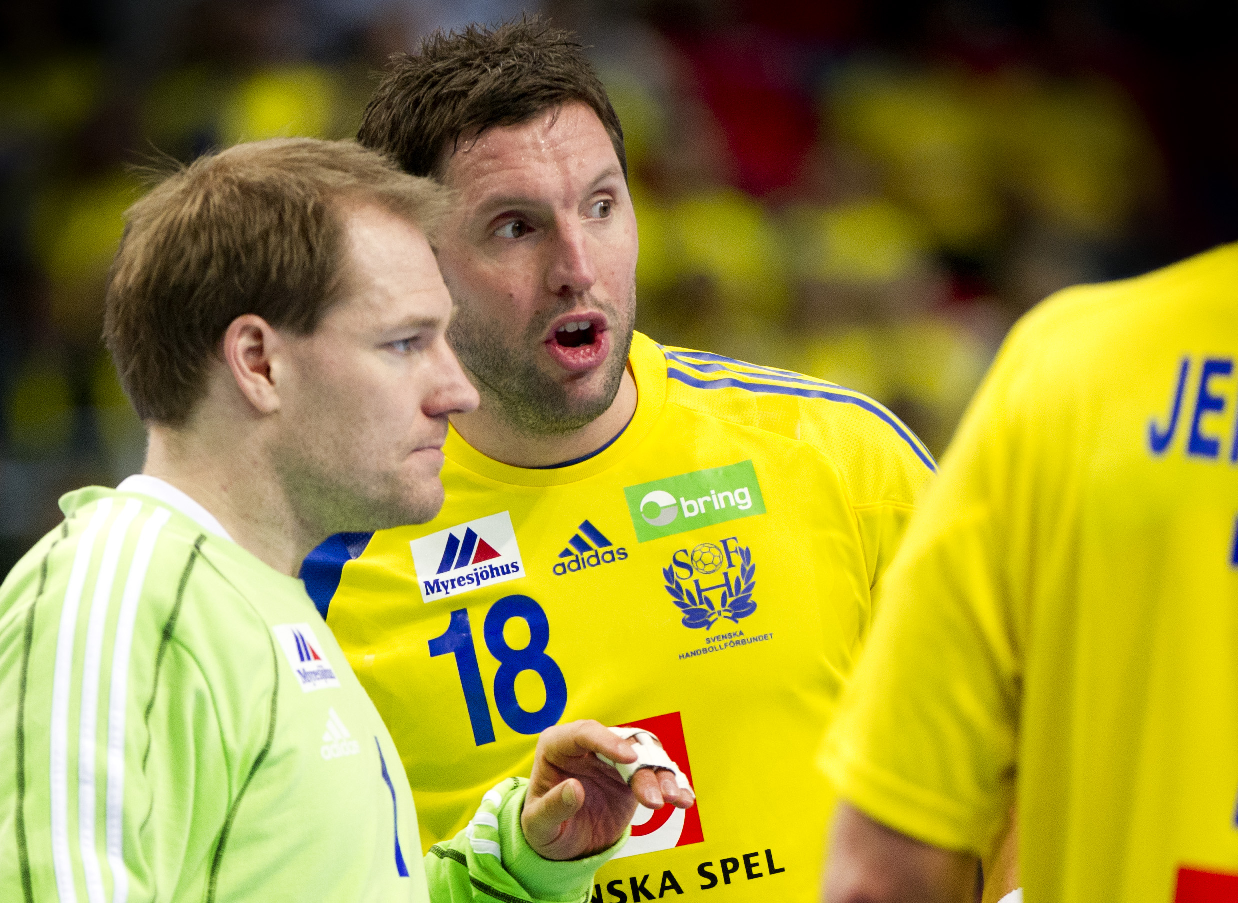 Målvakten Mattias Andersson tillsammans med lagkaptenen Tobias Karlsson.