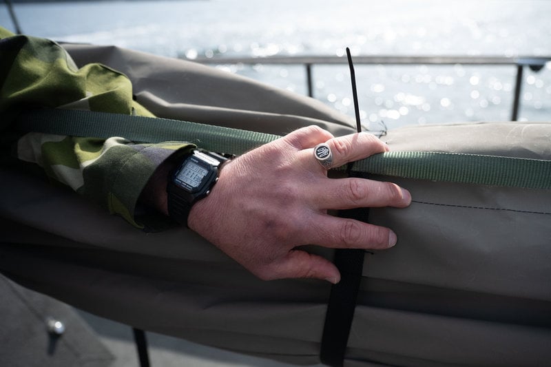 En av de ukrainska soldaterna med en ring med Ukrainas riksvapen, treudden, som är en gammal slavisk symbol.