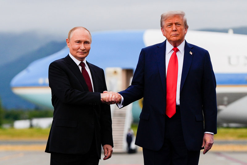 Rysslands president Vladimir Putin och USA:s president Donald Trump när de träffades i Alaska i augusti 2025. 