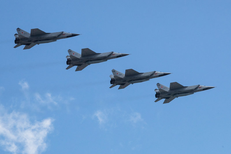 Ryska flygvapnets jetplan, som har kapacitet att bära kärnvapen, under en övning inför militärparaden på Segerdagen i Moskva, den 7 maj 2021. Arkivbild.