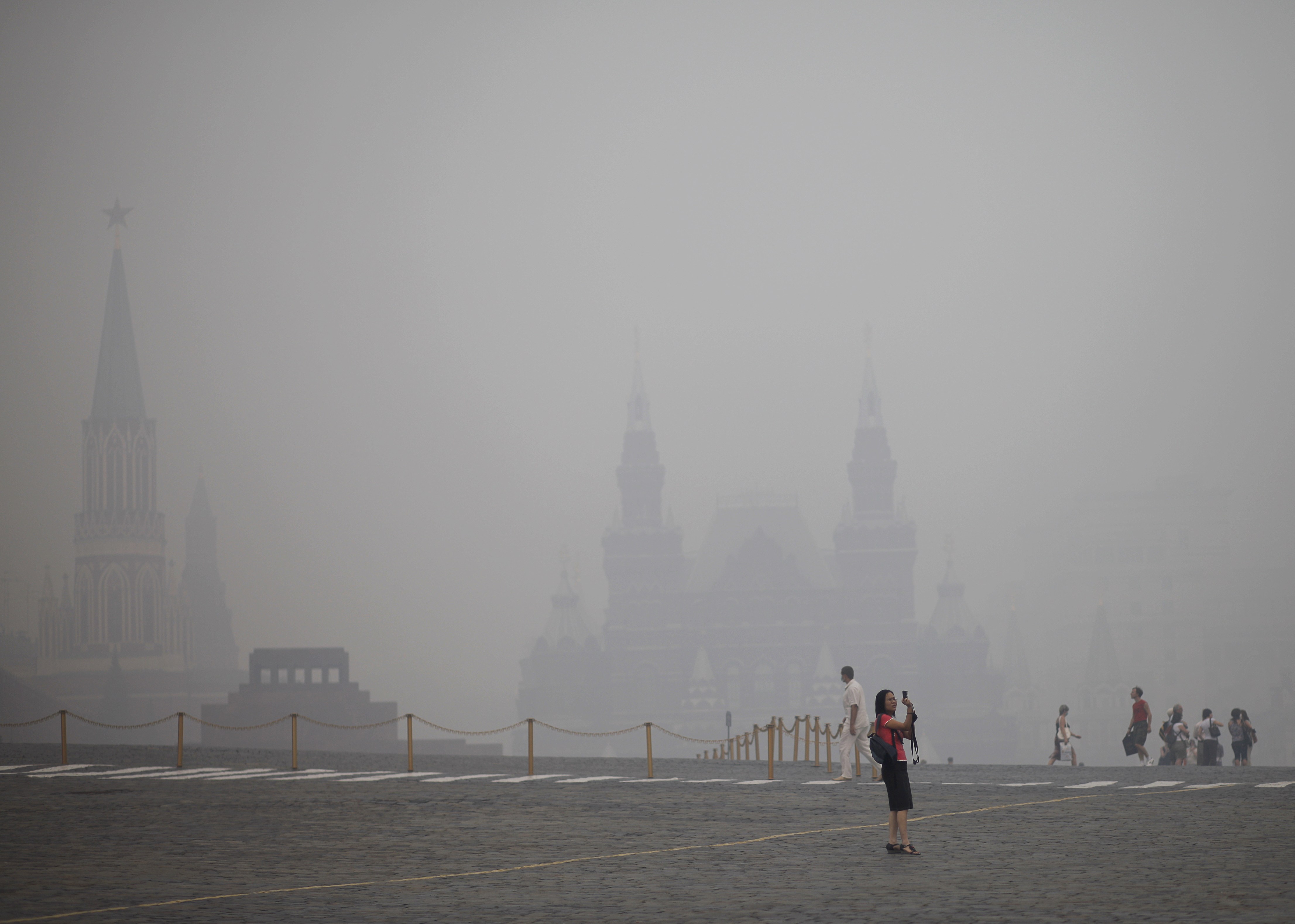 Moskvas skyline går knappt att utskilja genom röken.