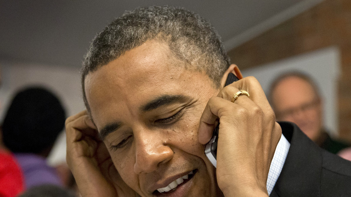 Obama ringer en kampanjarbetare och tackar för insatsen.
