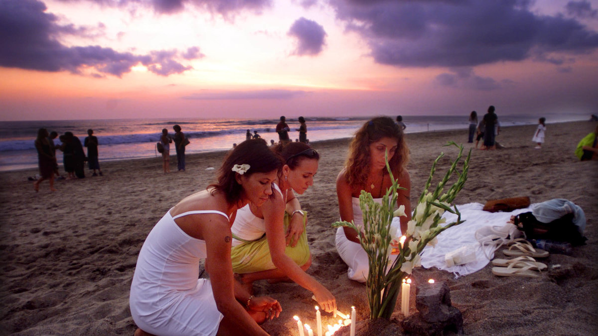 202 personer dog i attentatet. Här tänds ljus på stranden i Kuta, två dagar efter dådet.