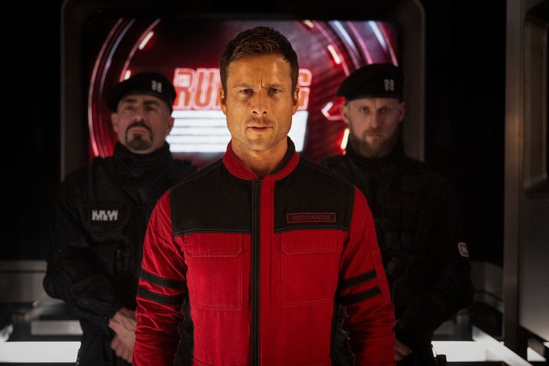 Glen Powell ikläder sig Arnold Schwarzeneggers roll i "The running man".