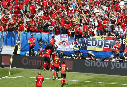 Belgien firar med fansen.