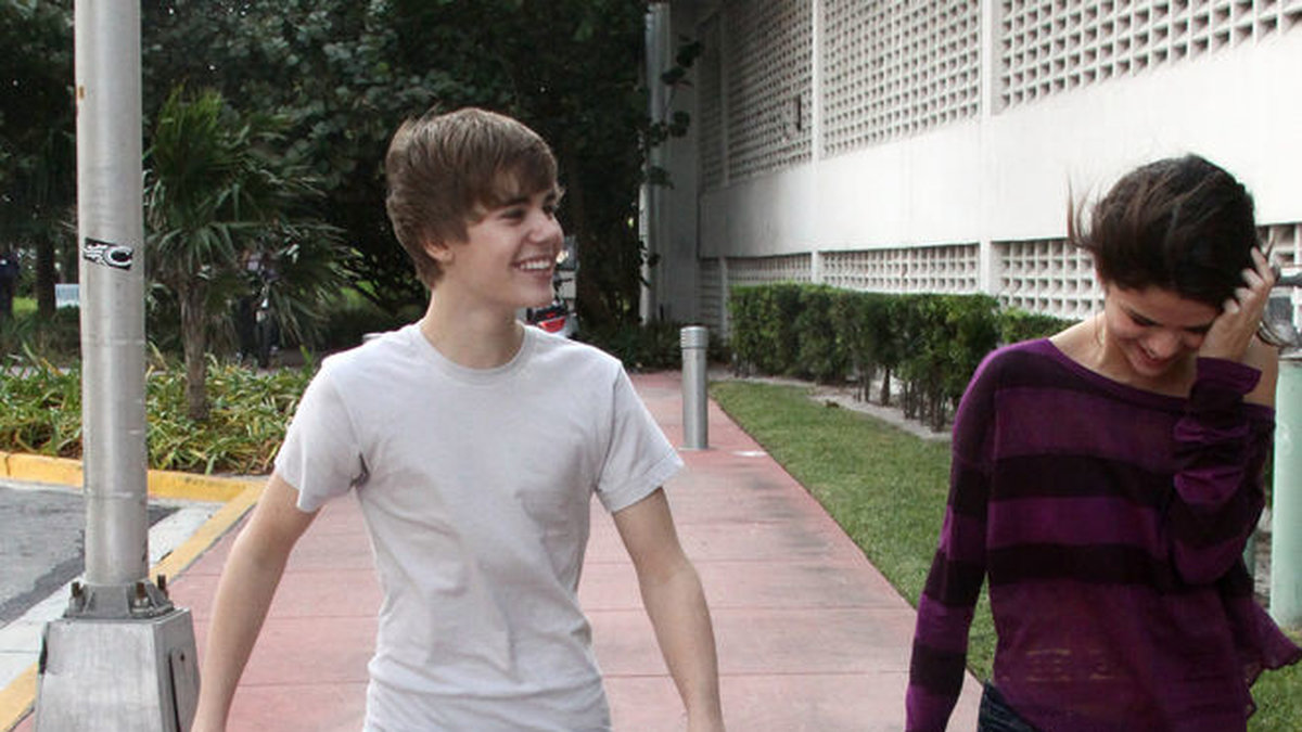 Justin spänner musklerna för Selena Gomez 2010. 