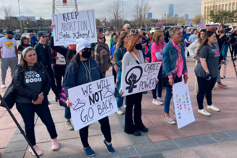 Aborträttsaktivister demonstrerar i Oklahoma efter det att en strikt abortlag klubbats i delstaten i början av april som förbjuder de allra flesta aborter, även om graviditeten är ett resultat av incest eller våldtäkt.