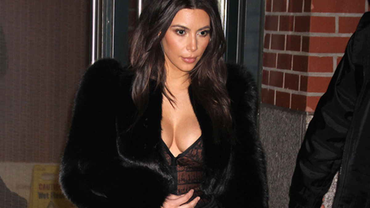 Kim Kardashian trotsar kylan i New York med en vågad klänning. 