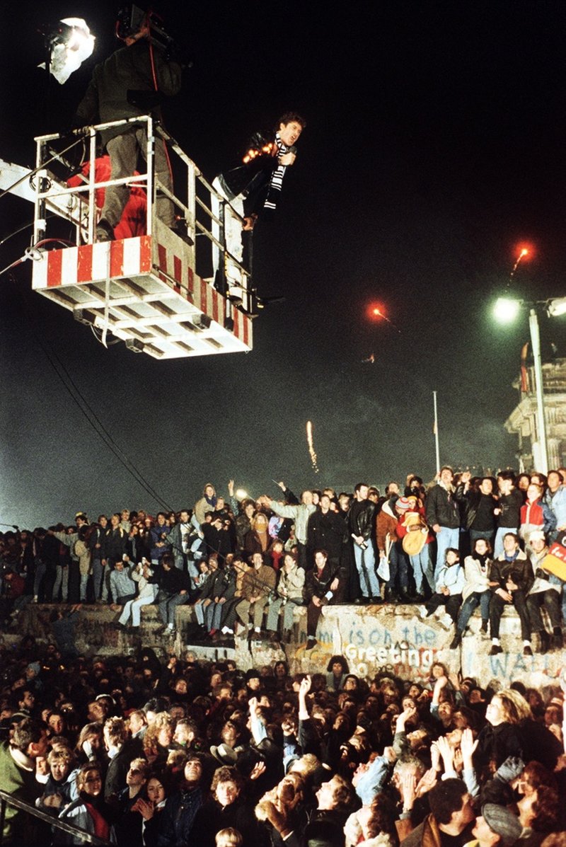 David Hasselhoff sjunger "Looking for freedom" vid Berlinmuren på nyårsafton 1989.