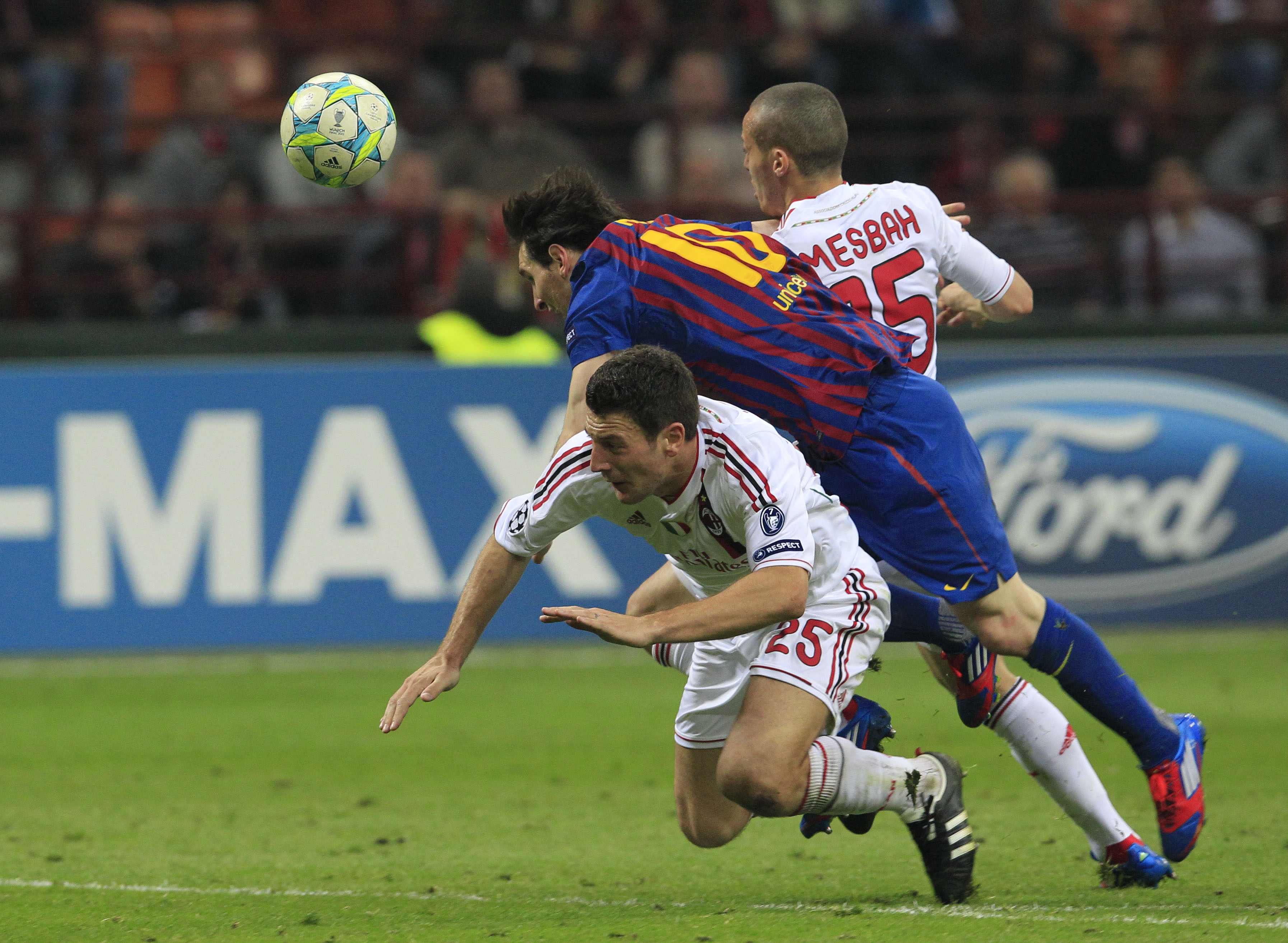 Messi stoppades hårt av Milanförsvaret. 