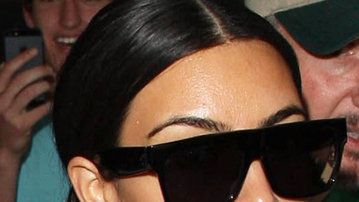 Kim Kardashian i sina signatur-solglasögon.