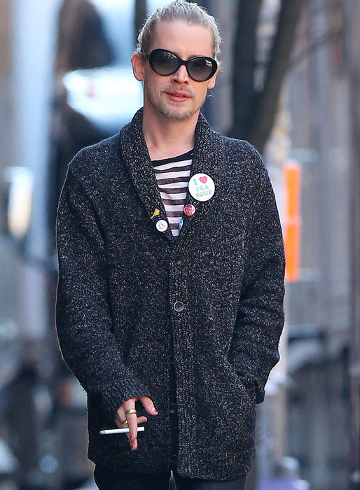 Macaulay Culkin tar en cigg under en filminspelning i New York. Macaulay Culkin tar en cigg under en filminspelning i New York.