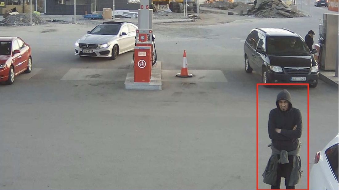 Övervakningsbilder Rakhmat Akilov. Rakhmat Akilov fångas på övervakningsbild utanför Cirkel K.