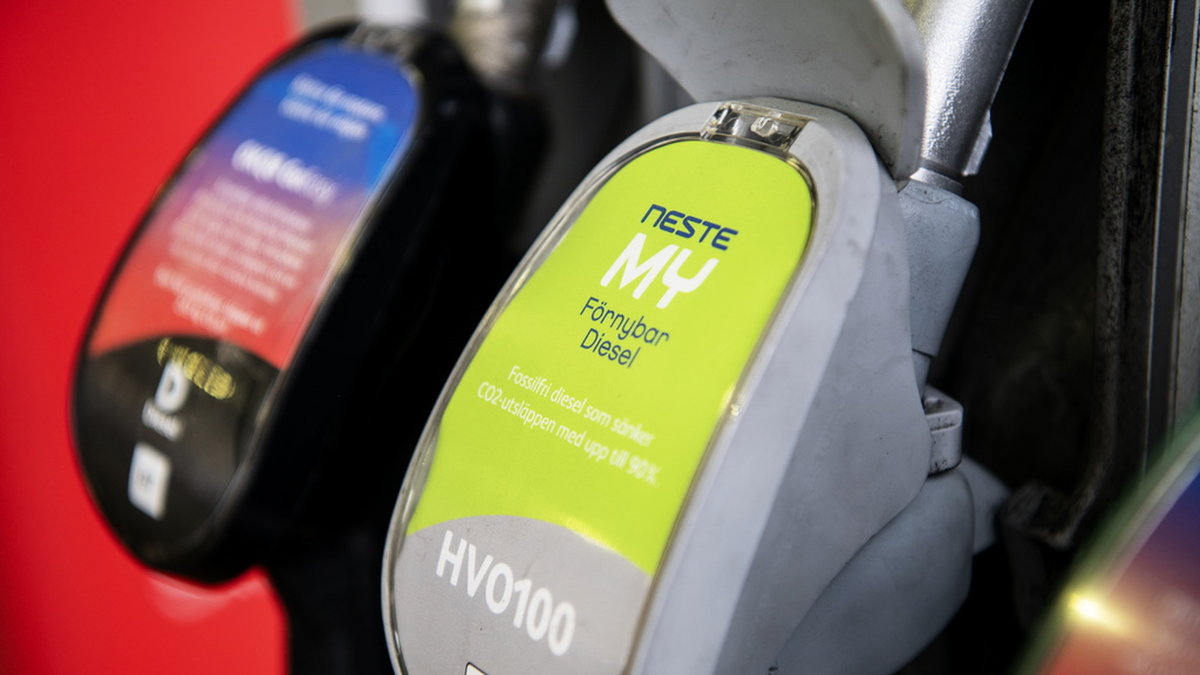 Biodrivmedel som HVO100 är betydligt dyrare än vanlig diesel och fungerar bara i vissa bilmotorer. Arkivbild