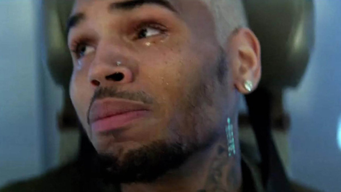 Chris Brown bryter ihop i nya videon. 