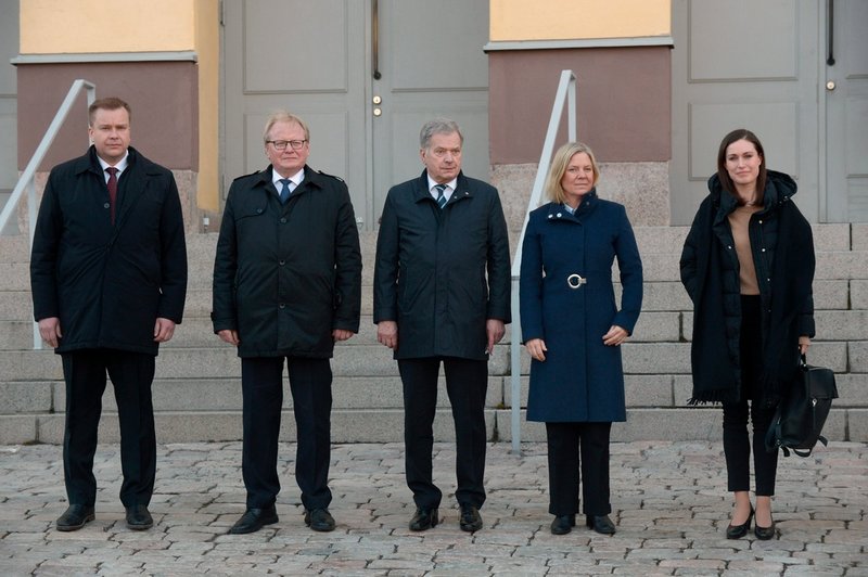 Finlands försvarsminister Antti Kaikkonen, Sveriges försvarsminister Peter Hultqvist, Finlands president Sauli Niinistö, Sveriges statsminister Magdalena Andersson och Finlands statsminister Sanna Marin.