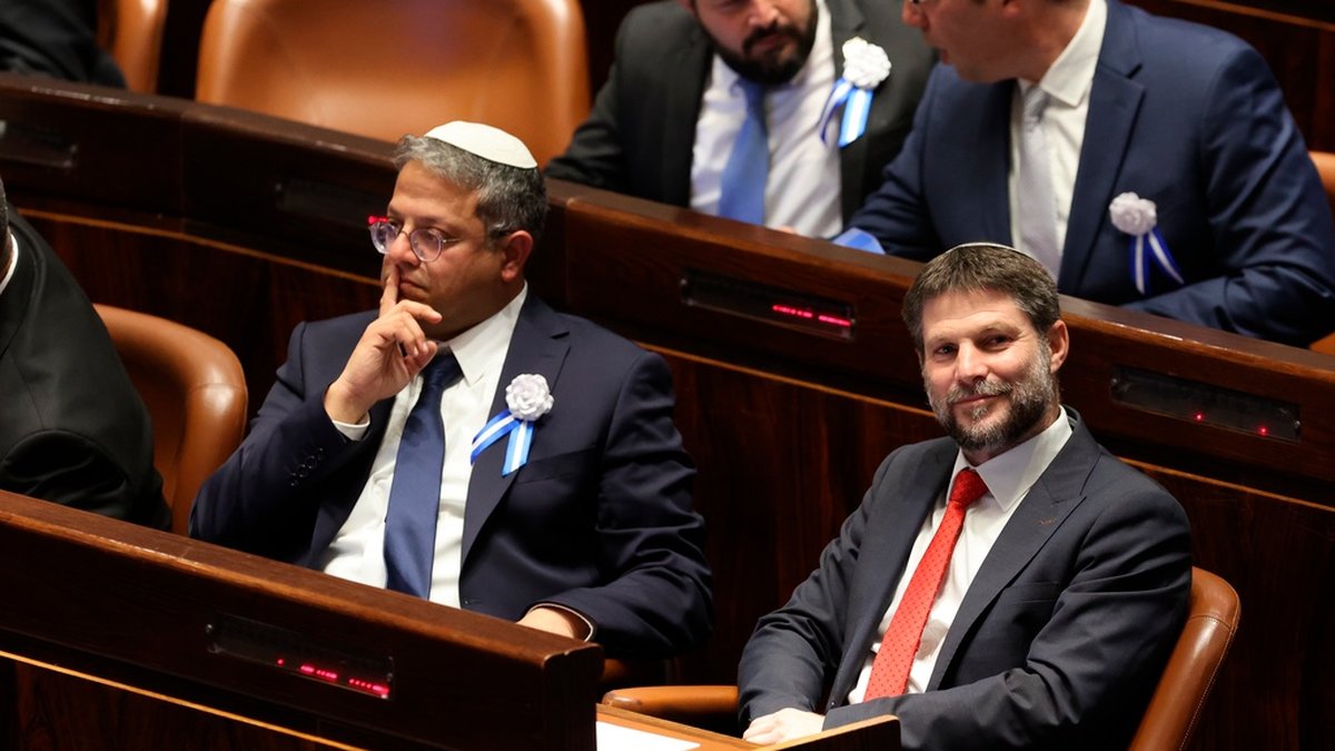 Itamar Ben-Gvir och Bezalel Smotrich, båda politiker på den absoluta högerkanten som får ministerposter i den nya regeringen, i knesset i november.