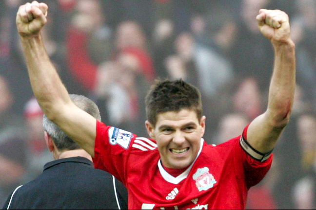 Steven Gerrard firar fjolårets seger över ärkerivalerna.