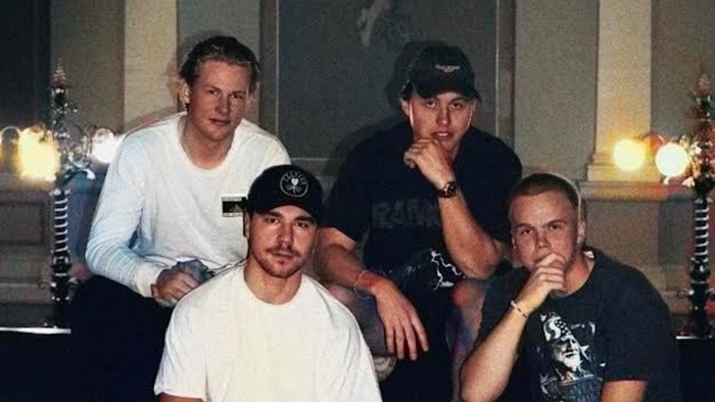 Medlemmarna i bandet Bolaget. Överst från vänster: William Ahlborg, Oliver Norqvist. Nederst från vänster: Gustav Jörgensen, Adam Bergestål. Pressbild.