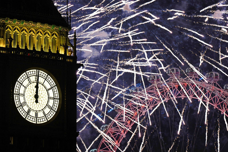 Nyårsfyrverkerier vid Big Ben i London.