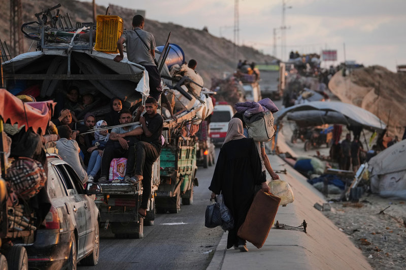 Människor flyr från norra till södra Gaza efter att den israeliska militären beordrat evakuering av Gaza stad. Bild från i torsdags.