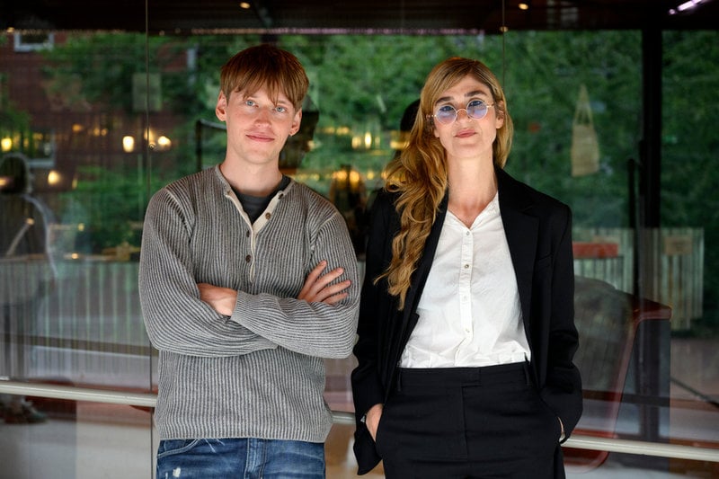 Nils Wetterholm spelar en psykologistudent som skapar en udda klubb i "The dance club", här med regissören Lisa Langseth.