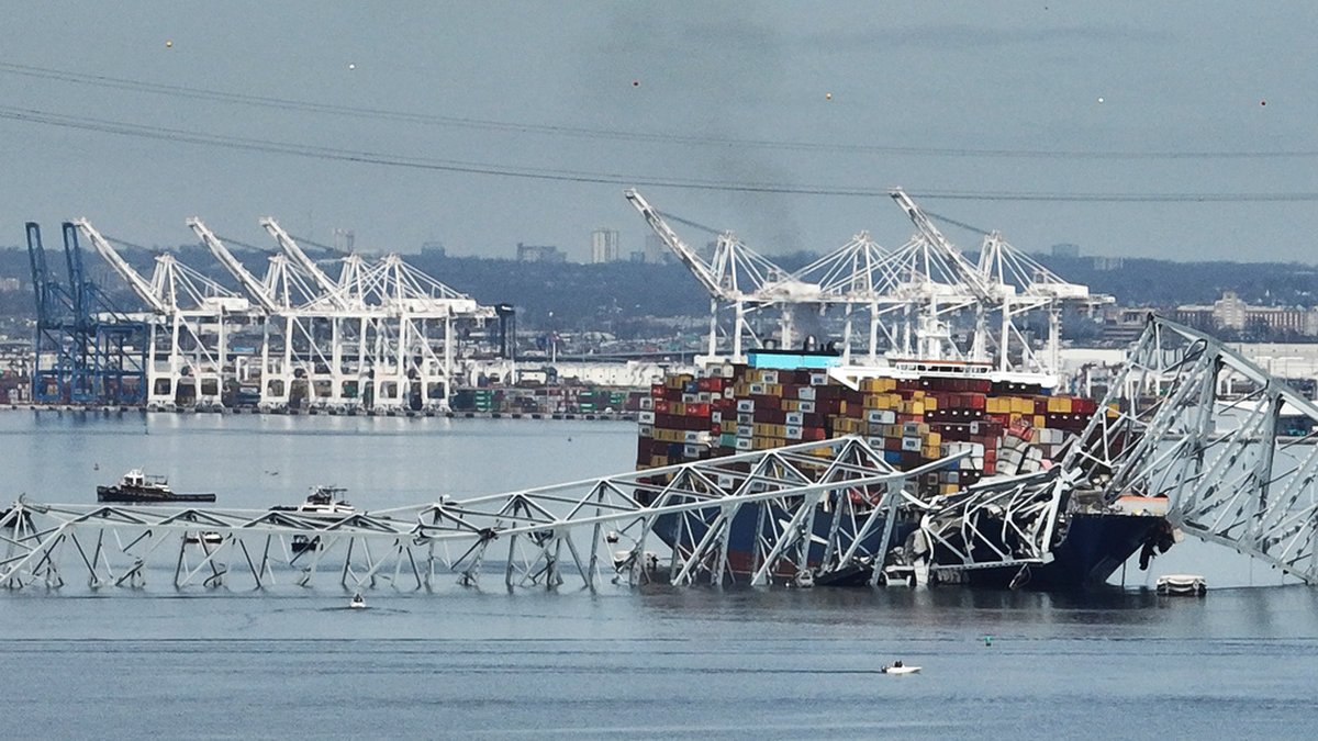 Fraktfartyget Dali med delar av den kollapsade bron över sig.