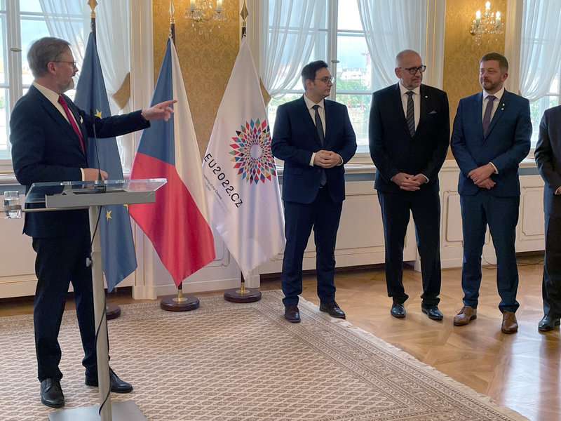 Tjeckiens premiärminister Petr Fiala (till vänster) presenterar några av sina ministrar: utrikesminister Jan Lipavsky, EU-minister Mikulas Bek och inrikesminister Vit Rakusan.