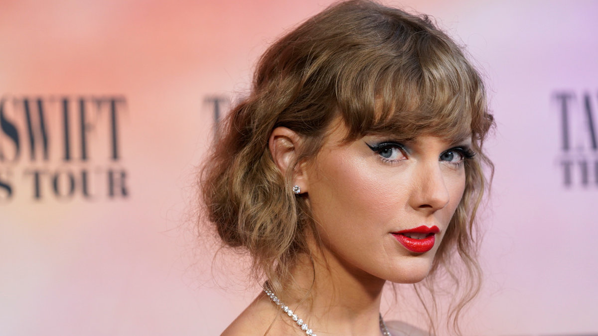 Taylor Swift på röda mattan vid filmens biopremiär i Los Angeles.