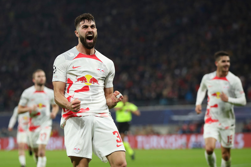 RB Leipzigs Josko Gvardiol firar sitt 1–1-mål mot Manchester City i Champions League.