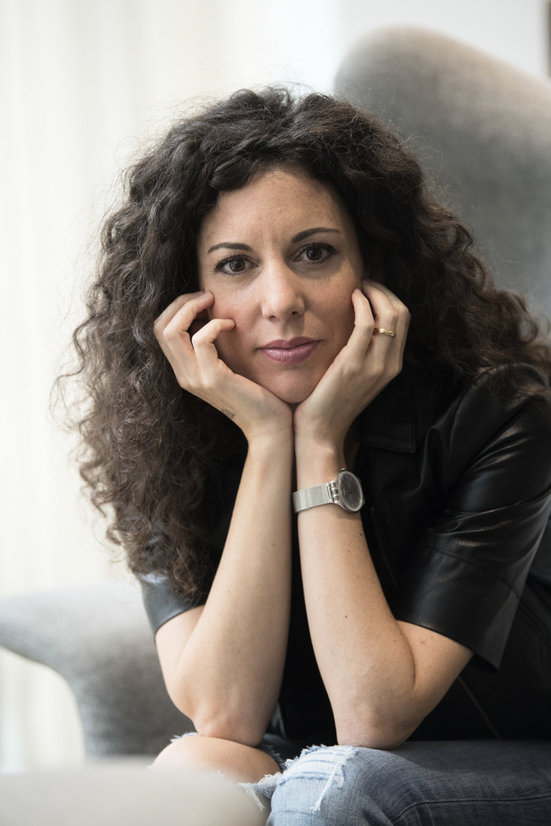 'Du kan inte frigöra kvinnan om du inte först befriar mamman. Det är en nyckel. I Italien, när en kvinna blir mamma, upphör hon att vara en komplex person, med intressen, jobb och sensualism', säger Silvia Avallone som i den nya boken försöker bredda bilden av mammor.
