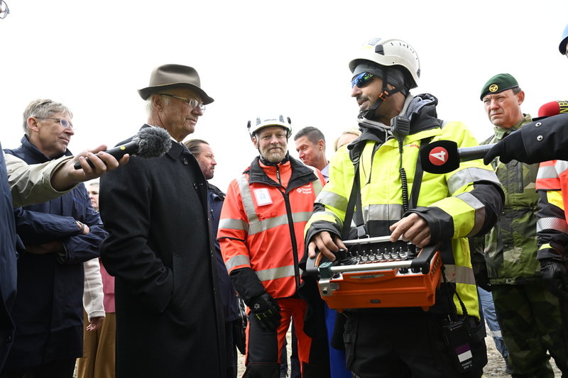 Kung Carl Gustaf och Sebasian Druker som visar hur han styr hela det kolossala flyttekipaget.