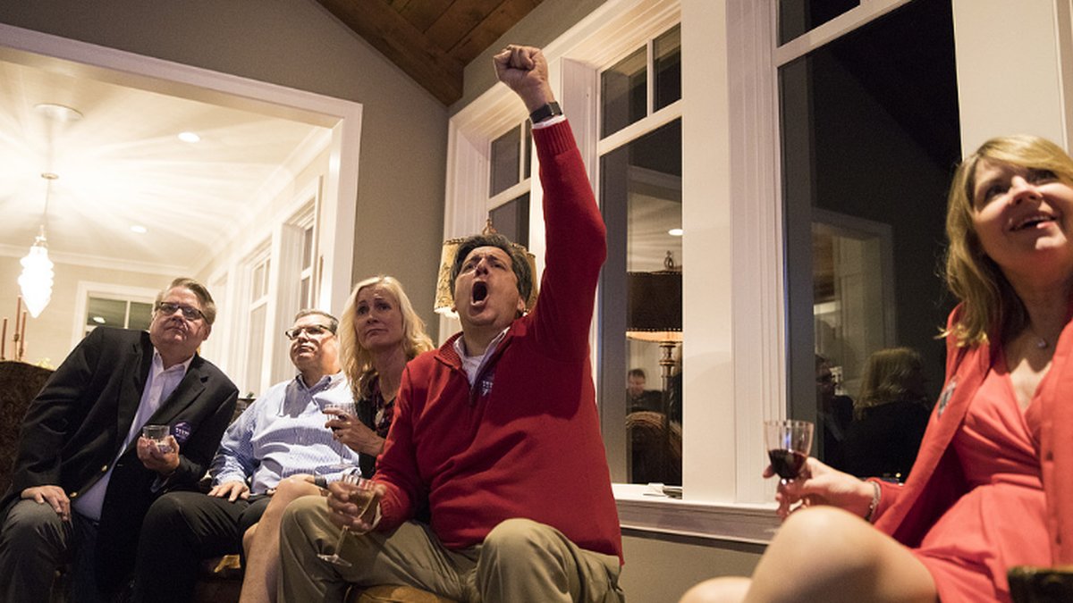 Republikanen Robert Barnheiser firar tillsammans med sitt sällskap hemma hos Sheri Aculair i Wayzata, Minnesota.
